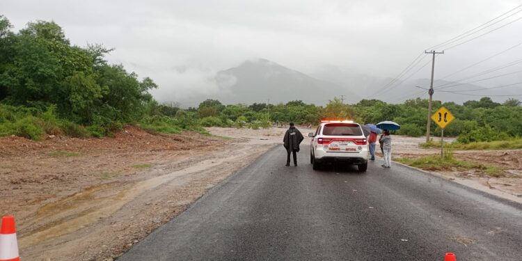 Tránsito Estatal brinda seguridad ante desbordamiento de ríos sobre carreteras de Ciudad Victoria