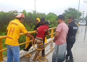 Guardia Estatal rescata a ciudadano que cayó al Río San Marcos