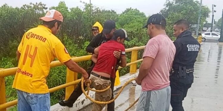 Guardia Estatal rescata a ciudadano que cayó al Río San Marcos