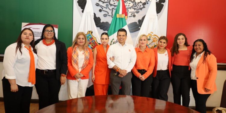 Firma Victoria decálogo contra la violencia hacia las mujeres