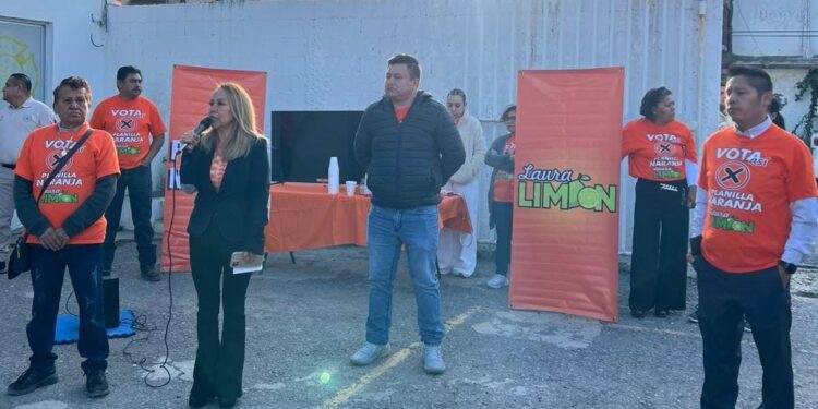 Visita Laura Limón al departamento de Bomberos