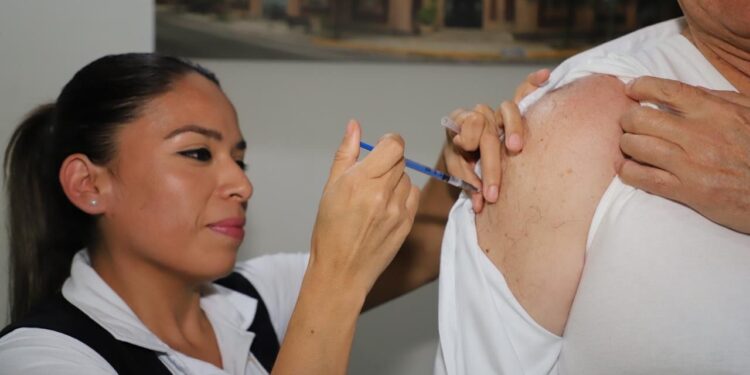 Exhorta Salud a vacunarse contra COVID e influenza