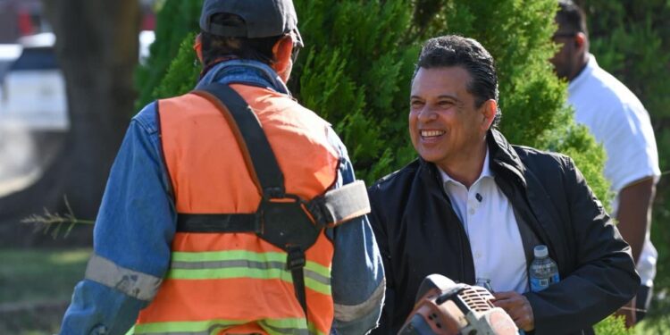 Embellece Municipio la Capital para temporada navideña