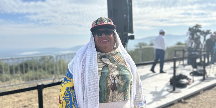 Fieles creyentes acuden a la inauguración de la Virgen de la Misericordia