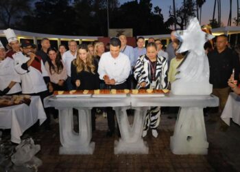 Comparten Lucy y Lalo monumental rosca de reyes con familias victorenses