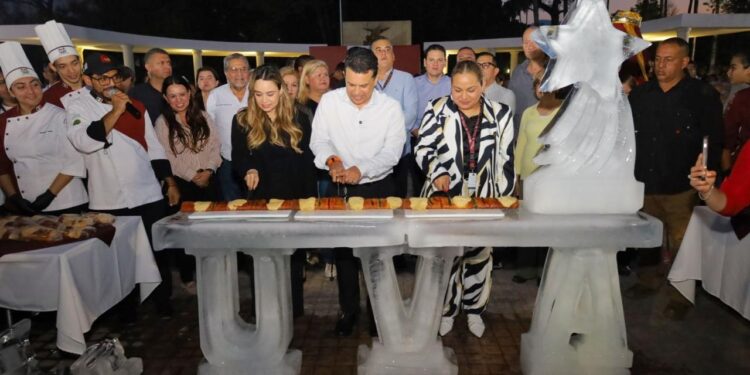 Comparten Lucy y Lalo monumental rosca de reyes con familias victorenses