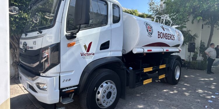 Victoria refuerza atención de emergencias con nueva unidad para Bomberos y Protección Civil