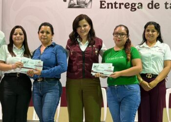 Arranca en Tamaulipas la entrega de tarjetas de la beca “Rita Cetina” para uniformes y útiles escolares.