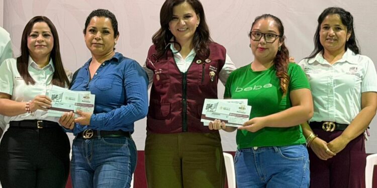 Arranca en Tamaulipas la entrega de tarjetas de la beca “Rita Cetina” para uniformes y útiles escolares.