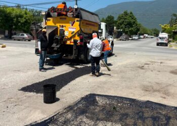 Continúa bacheo en periodo vacacional para mejorar calles de Victoria