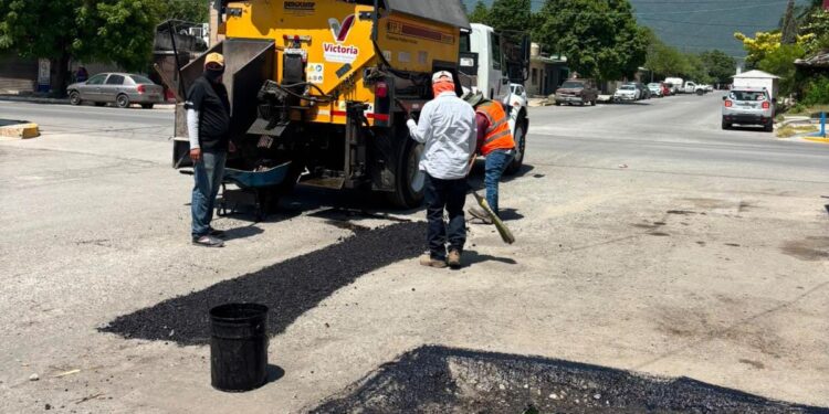 Continúa bacheo en periodo vacacional para mejorar calles de Victoria