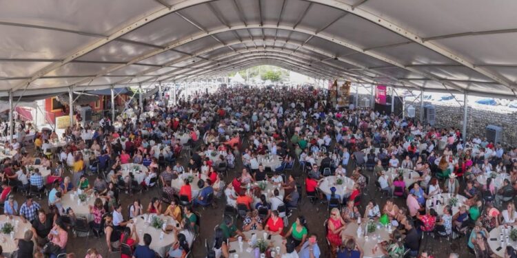 Festejan más de 2 mil 500 asistentes a Lalo Gattás por su cumpleaños