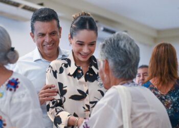 Festejan Lucy y Lalo a las abuelitas de Casas Club del Adulto Mayor